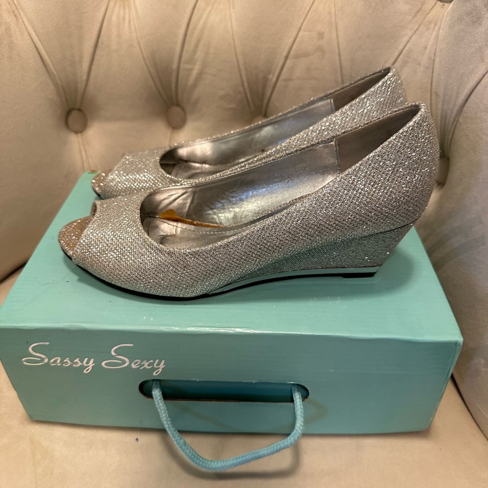 Sassy sexy silver peep toe wedge heels size 7